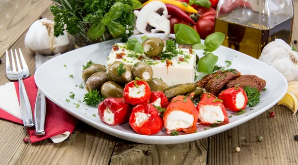 Verse antipasto op een plaat — Stockfoto