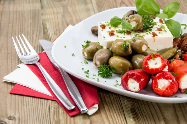 Färska antipasto på en tallrik — Stockfoto