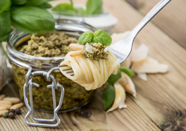 Spagetti çatalı pesto ile üzerinde — Stok fotoğraf