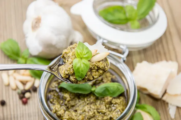 Molho Pesto fresco em uma colher — Fotografia de Stock