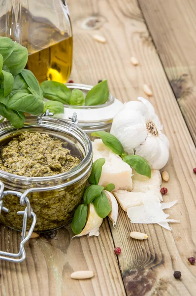 Salsa al pesto con ingredienti — Foto Stock