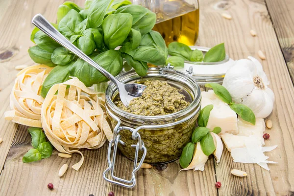 Pesto sos bir cam — Stok fotoğraf