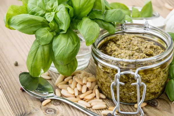 Salsa al pesto in un bicchiere — Foto Stock