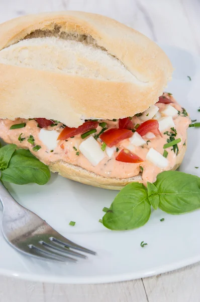 Rotolo con crema di mozzarella fatta in casa — Foto Stock