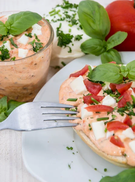 Brötchen mit hausgemachter Mozzarella-Creme — Stockfoto