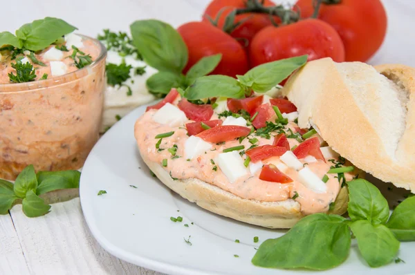 Roll mit frischer Mozzarella-Creme — Stockfoto