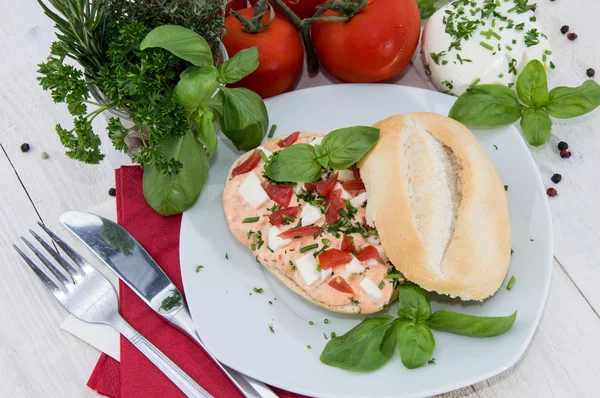 Roll mit frischer Mozzarella-Creme — Stockfoto