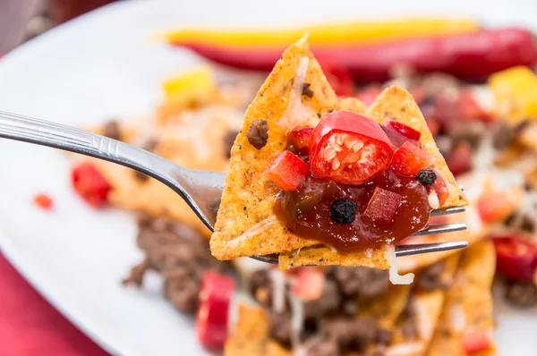 Verse nachos op een vork — Stockfoto