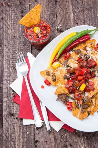 Portion Nachos mit Fleisch und Käse — Stockfoto