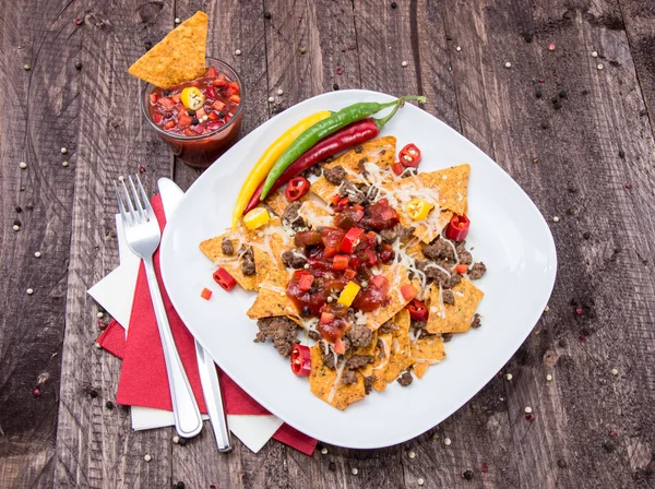 Gedeelte van nachos met vlees en kaas — Stockfoto