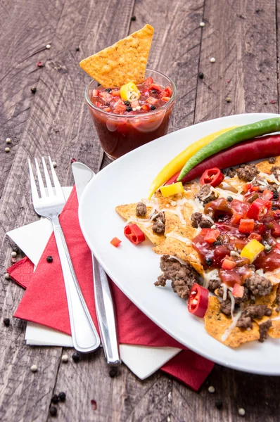 Plaat met gedeelte van verse nachos — Stockfoto