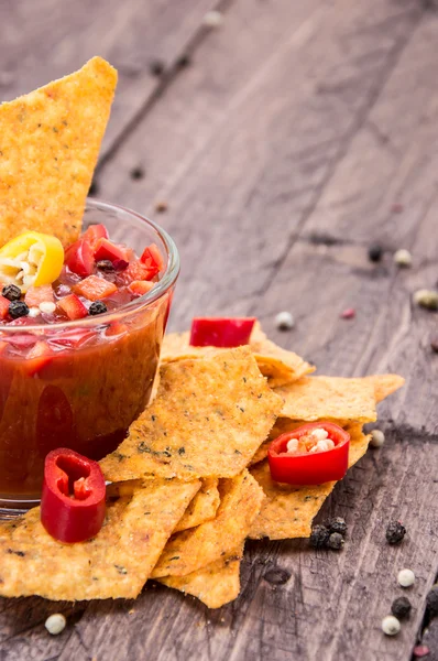 Copo com molho de salsa e Nachos — Fotografia de Stock