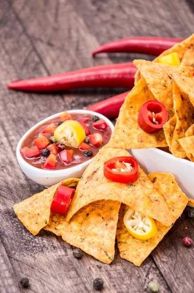Kom nachos met salsa saus — Stockfoto