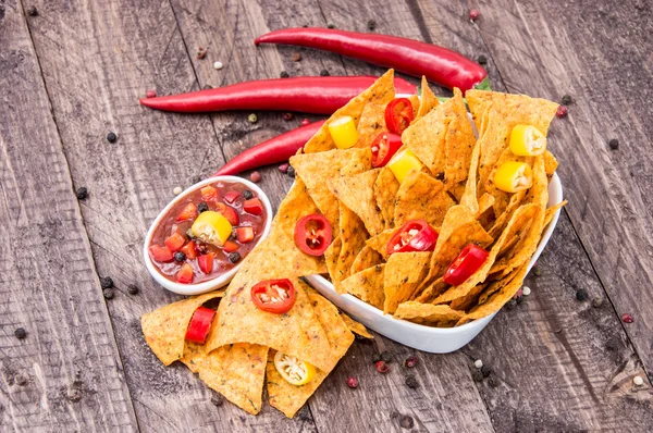 Kom nachos met salsa saus — Stockfoto