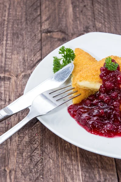 Porzione di formaggio fritto con mirtilli rossi — Foto Stock