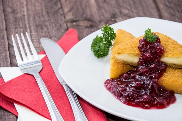 Porzione di formaggio fritto con mirtilli rossi — Foto Stock