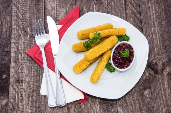 Friterad mozzarella på en tallrik — Stockfoto