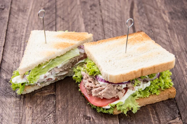 Sandwichs au thon frais sur bois — Photo