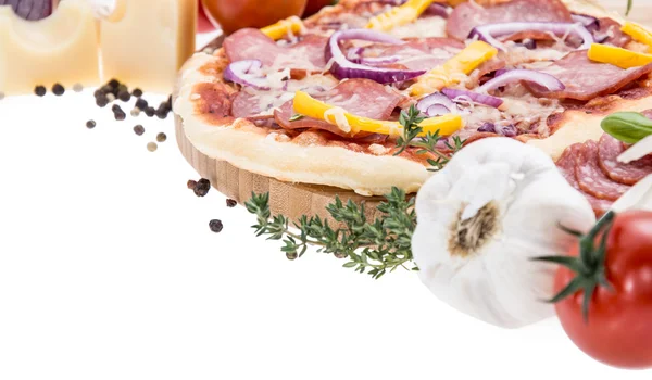 Salami pizza geïsoleerd op wit — Stockfoto