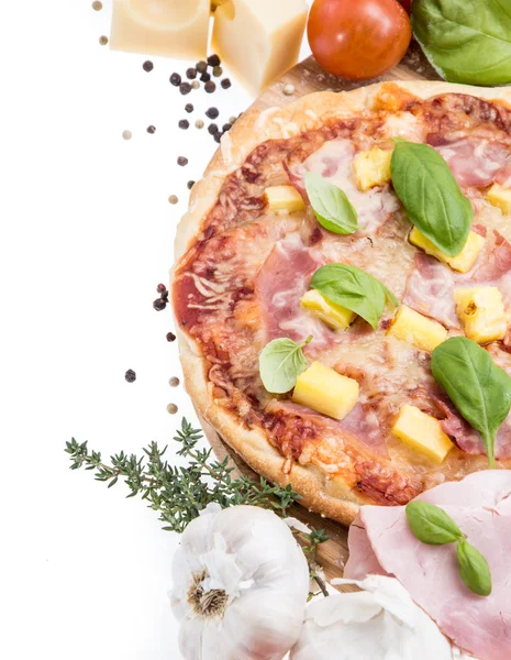 Pizza hawaïenne isolée sur blanc — Photo