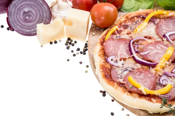 Vers gemaakte pizza salami op wit — Stockfoto