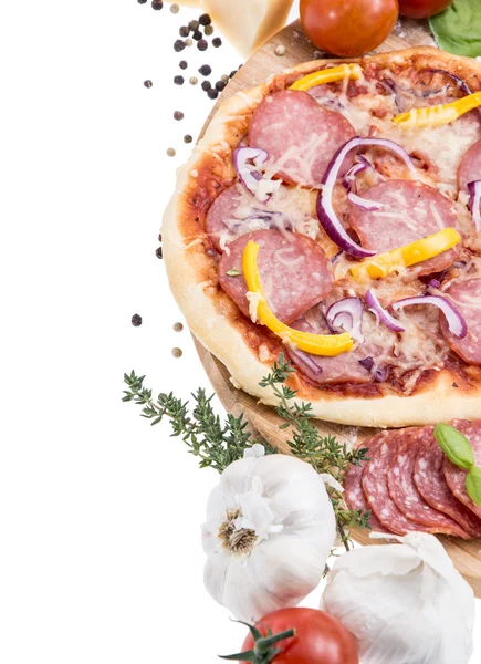 Salami pizza geïsoleerd op wit — Stockfoto