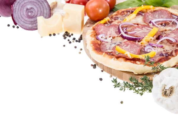Vers gemaakte pizza salami op wit — Stockfoto