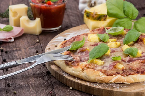 Vers gebakken pizza met ham en ananas — Stockfoto