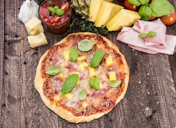 Vers gebakken pizza met ham en ananas — Stockfoto