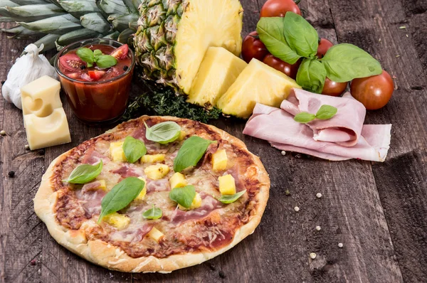Vers gemaakte Hawaiiaanse pizza — Stockfoto
