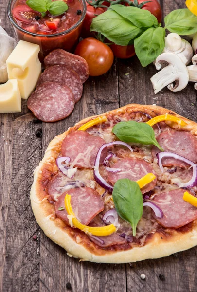 Pizza salami — Stockfoto