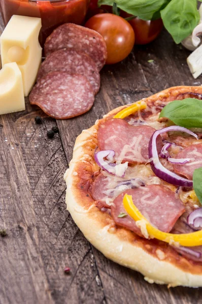 Pizza salami — Stockfoto