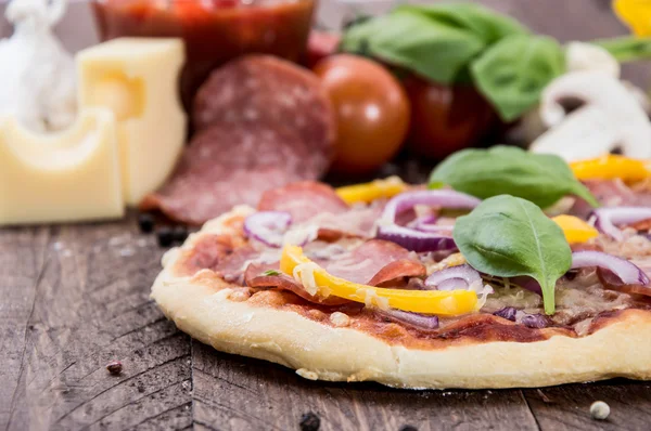 Vers gemaakte salami pizza — Stockfoto