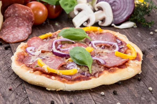 Zelfgemaakte salami pizza — Stockfoto