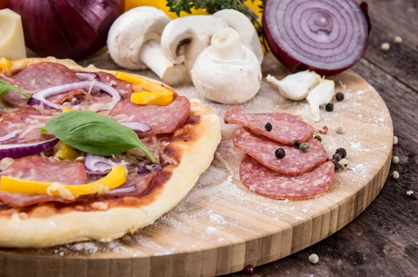 Vers gemaakte salami pizza — Stockfoto