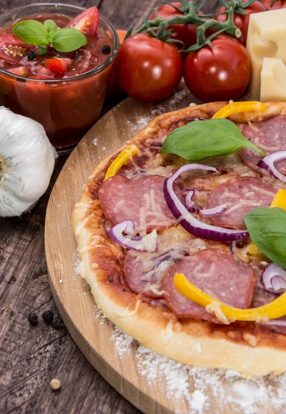 Pizza gegarneerd met salami — Stockfoto