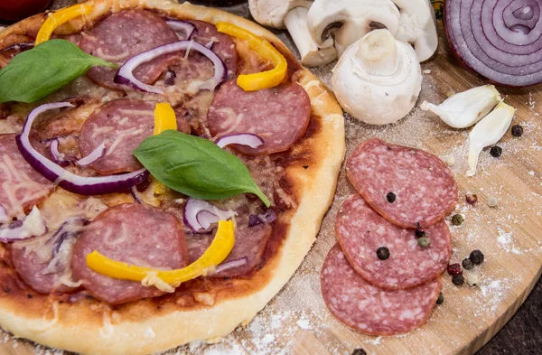 Pizza salami — Stockfoto