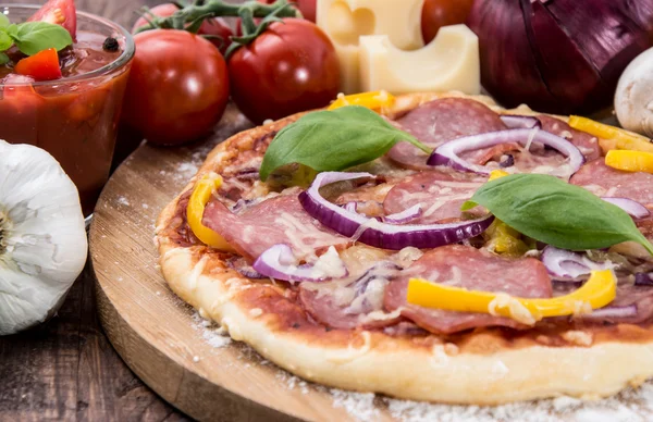 Pizza fraîche cuite au four au salami — Photo