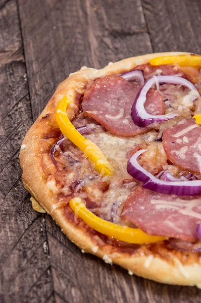 Pizza z salami — Zdjęcie stockowe