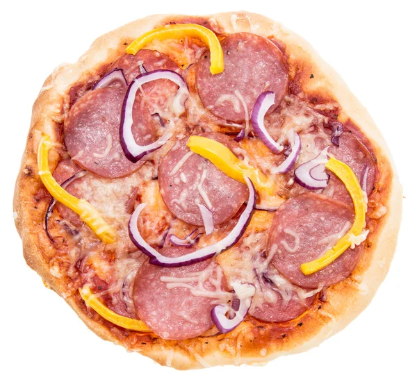 Hausgemachte Salami-Pizza auf weiß — Stockfoto