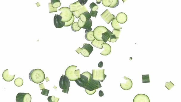 Komkommers vallen en de vormgeving van een hart — Stockvideo