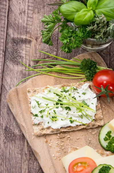 Knäckebröd med färsk ost och örter — Stockfoto