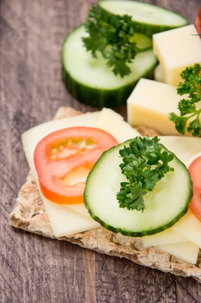 Crispbread com queijo e ervas — Fotografia de Stock