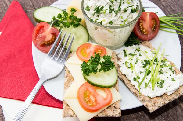 Placa con pan crujiente y queso crema —  Fotos de Stock