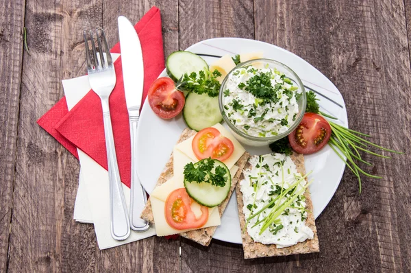 Piatto con pane croccante e crema di formaggio — Foto Stock