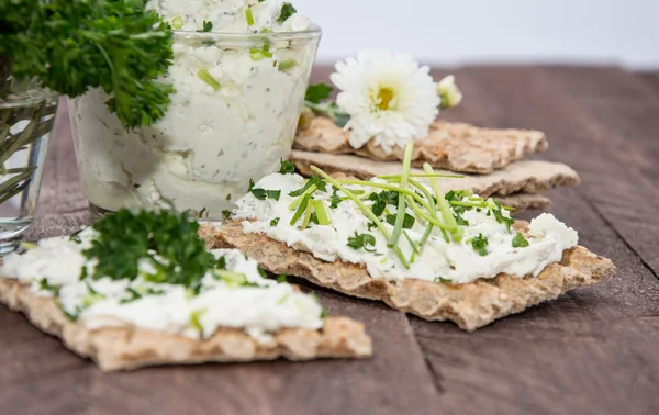 Pan crujiente con queso crema fresco —  Fotos de Stock