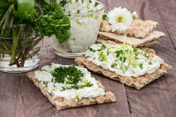 Pane croccante con crema di formaggio fresco — Foto Stock