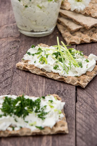 Knäckebröd med färsk färskost — Stockfoto