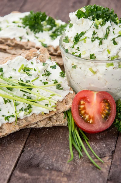 Roomkaas op knäckebröd — Stockfoto