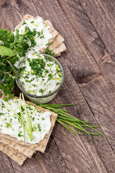 Knäckebröd, crème fakkeloptocht en bieslook — Stockfoto